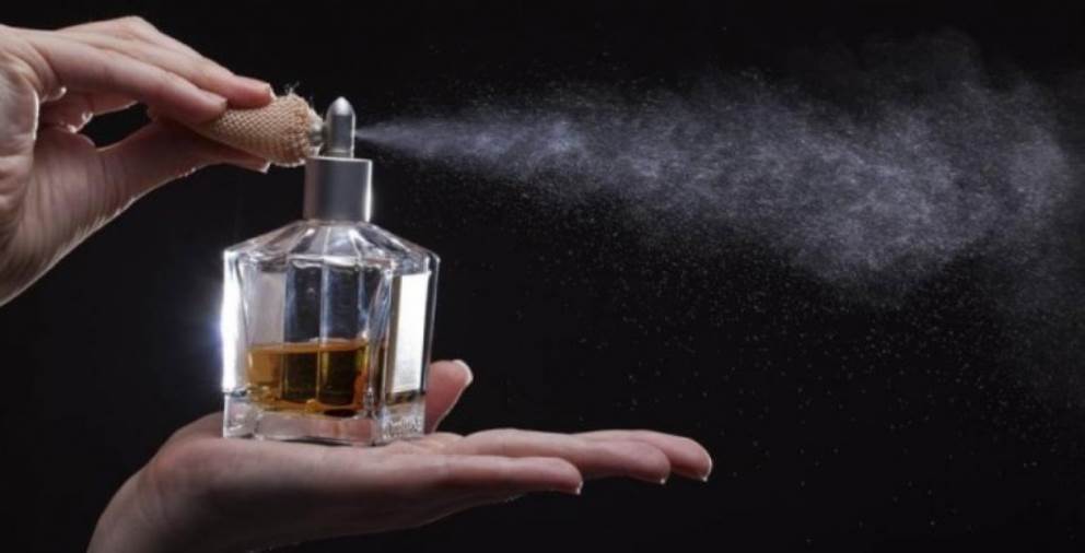 كيف تجعلي العطر الخاص بكِ ثابت لفترة طويلة ؟