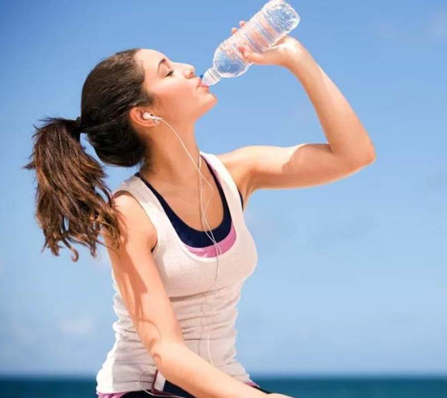 هل يساعد صيام الماء على إنقاص الوزن؟