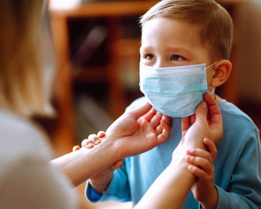دراسة توضح الأعراض الشائعة والنادرة لعدوى أوميكرون لدى الأطفال
