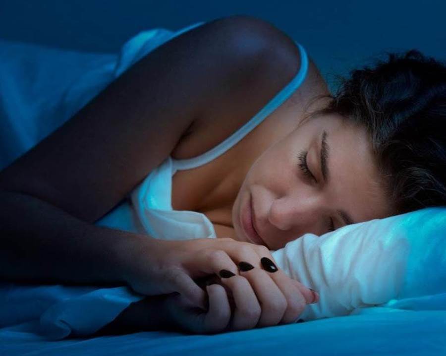 دراسة: النوم في ضوء خافت ينقص الوزن