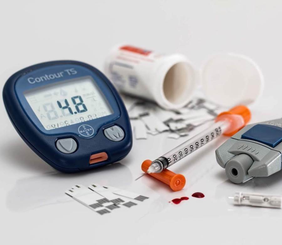 كيف تراقب نسبة السكر في الدم بالمنزل؟