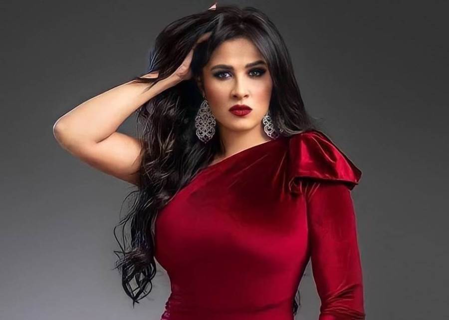 شاهد .. ياسمين عبد العزيز تتألق بالأسود 