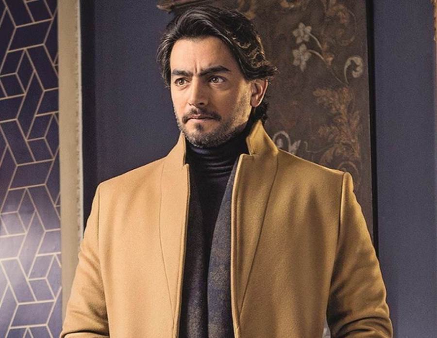 هاني سلامة يخطف الأنظار بملابس شتوية