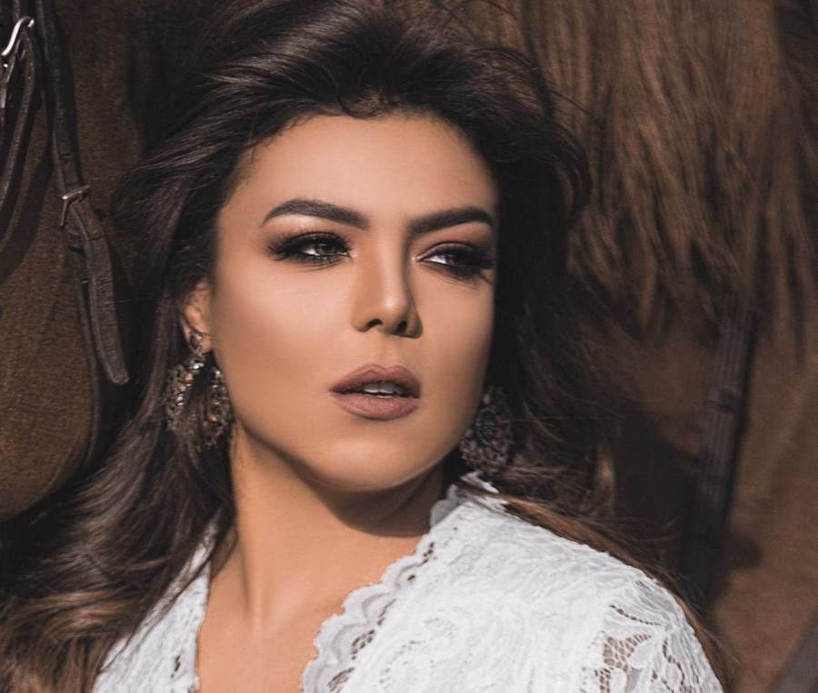  ناهد السباعي تخطف الأنظار بفستان أنيق 