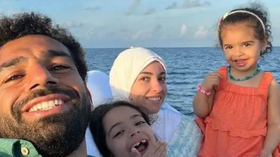 محمد صلاح واسرته اثناء الاحتفال بعيد ميلاده الثلاثين