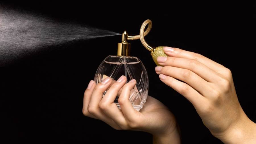 نوع عطرك يعبر عن شخصيتك.. العطر الحار يمنحك القوة