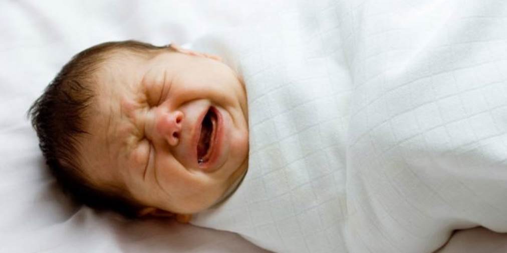 متى يكون بكاء الطفل الرضيع غير طبيعي؟