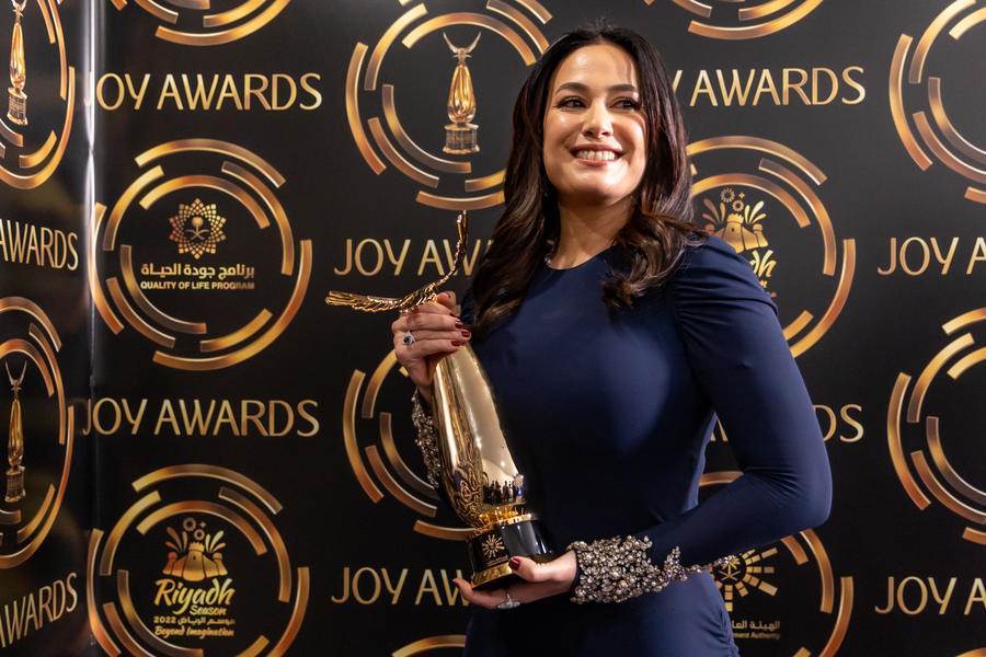 هند صبري تهدي جائزة Joy Awards لزميلاتها: كلنا بننحت في الصخر