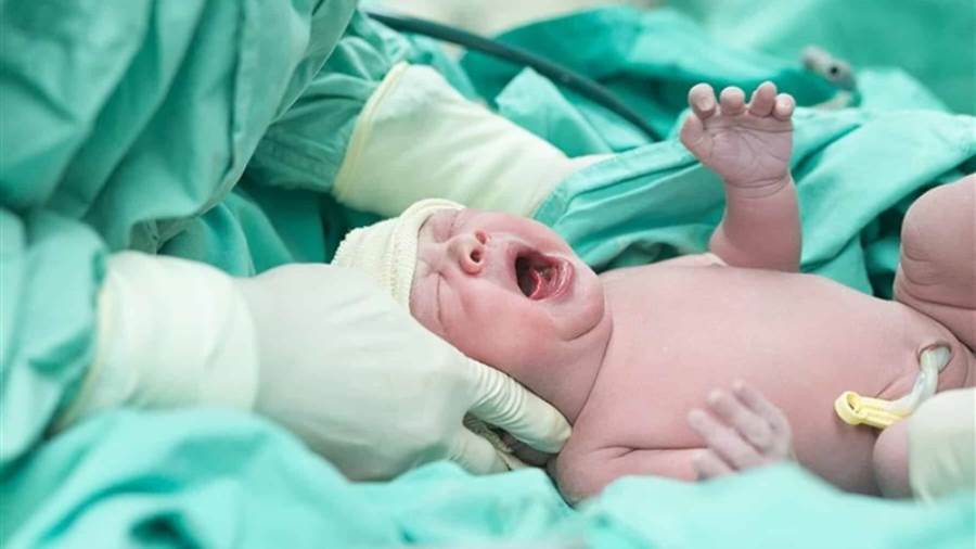 حالة نادرة جداً.. ولادة طفل يحمل توأمه في بطنه!