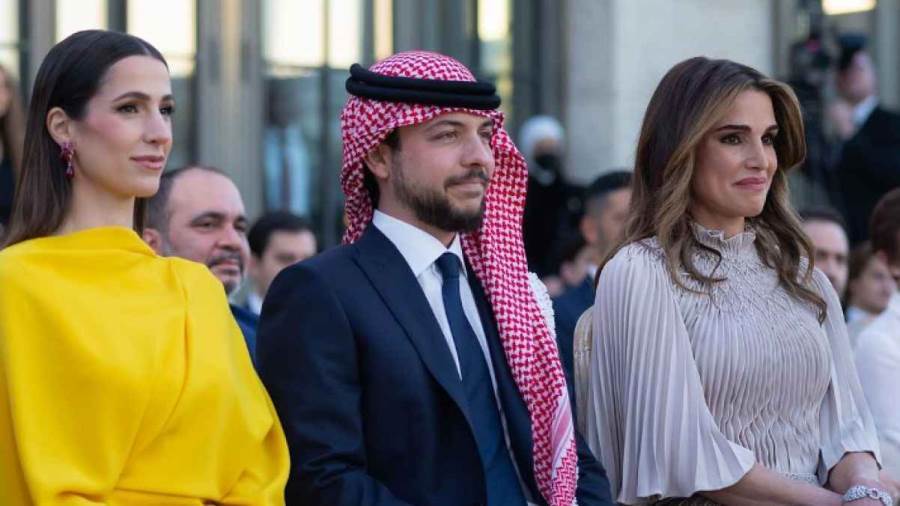 خطيبة ولي العهد الأردني تخطف الأنظار بإطلالتها البسيطة في حفل زفاف الأميرة إيمان