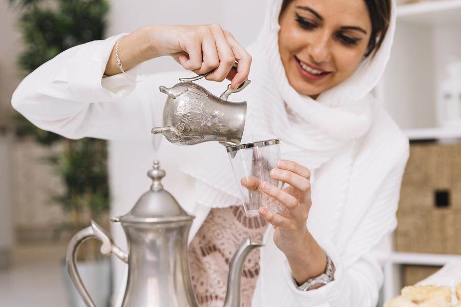 كم كوب من الماء يجب شربه يومياً في رمضان؟