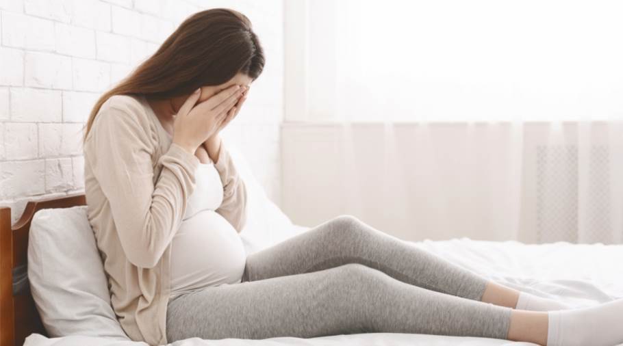 ما الذي يسبب اسمرار الجلد أثناء الحمل؟
