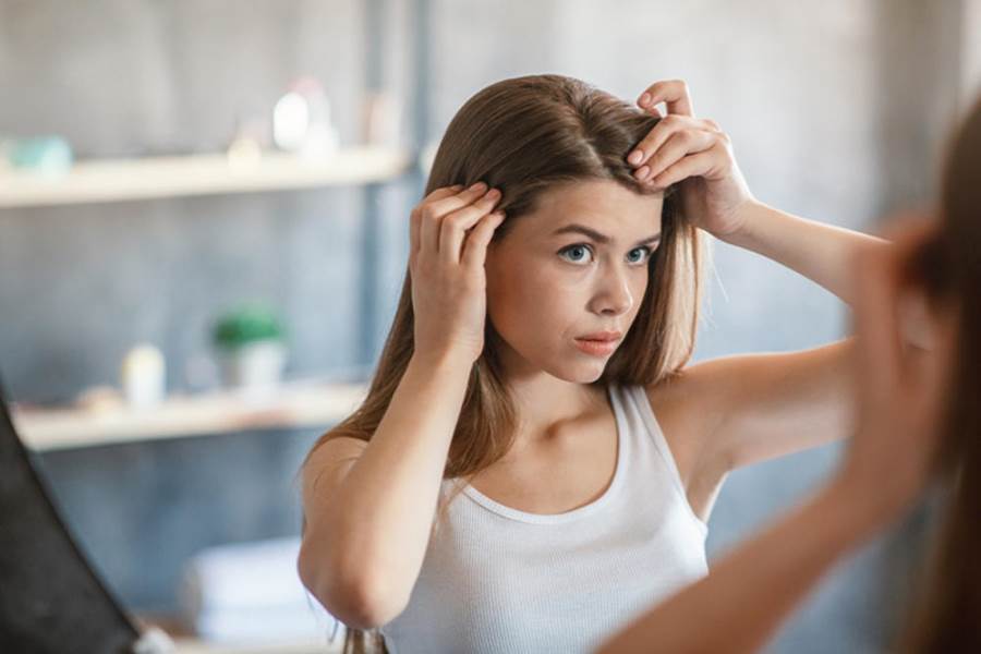 كيف تحمين شعرك من الشيب المبكر بطرق فعالة؟