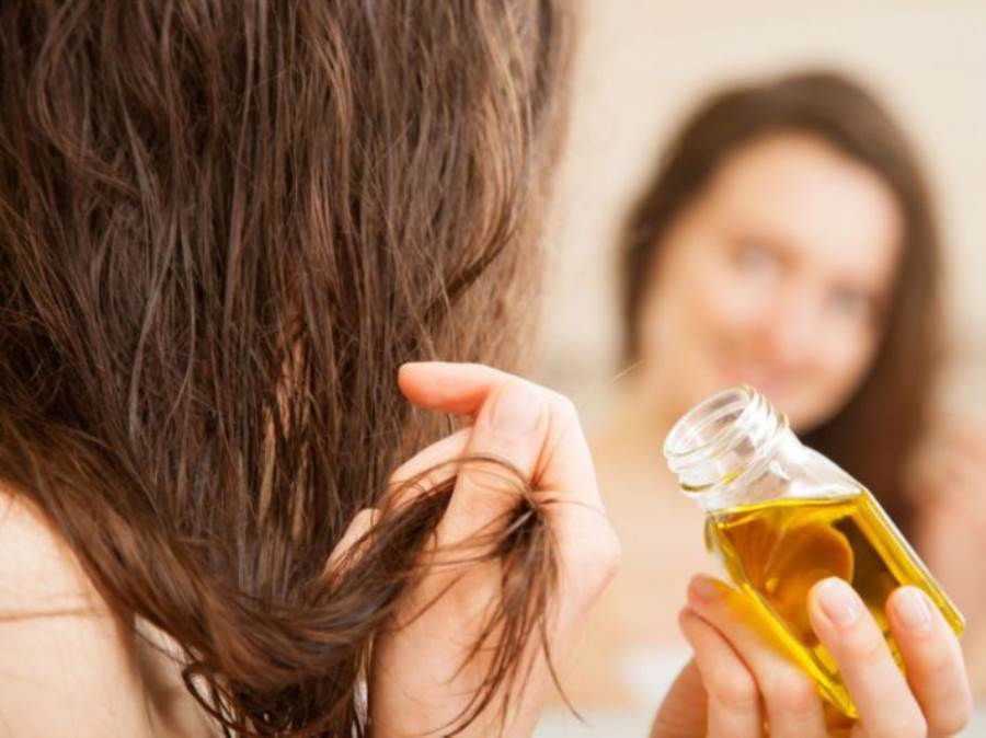 الطريقة الصحيحة لاستخدام الزيت على شعرك لمنع التلف