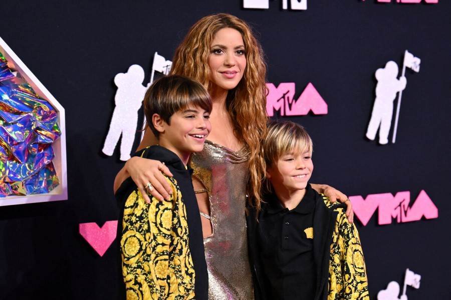شاكيرا على السجادة الحمراء مع ابنيها لاستلام جائزة Video Vanguard Award