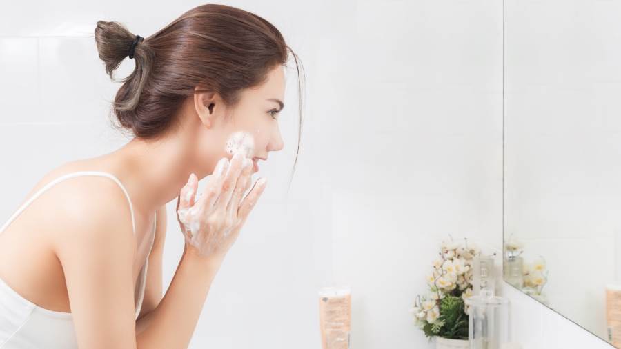 هل الإفراط في غسل الوجه ضارّ؟ وما هو المنتج الأفضل لتنظيف الوجه؟