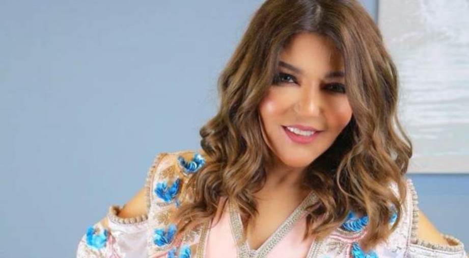  سميرة سعيد بقفطان مطرز بالورود في كواليس برنامج "ألف ليلة وليلة"