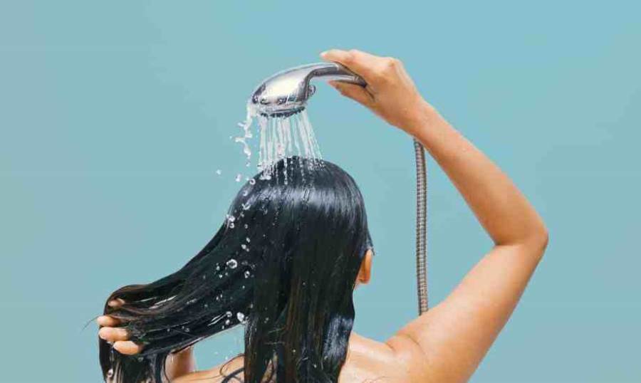 هل الماء البارد يجعل الشعر أكثر لمعاناً؟