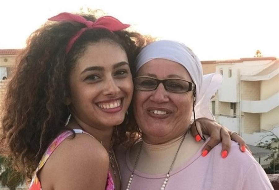 الفنانة ريم أحمد تعلن وفاة والدتها