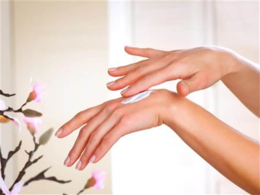 أسباب جفاف اليدين وطرق طبيعية لعلاجهما