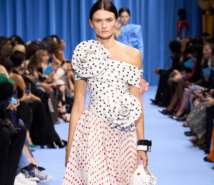  أحدث صيحات الفساتين مع نقشة البولكا دوت من أشهر دور الأزياء العالمية