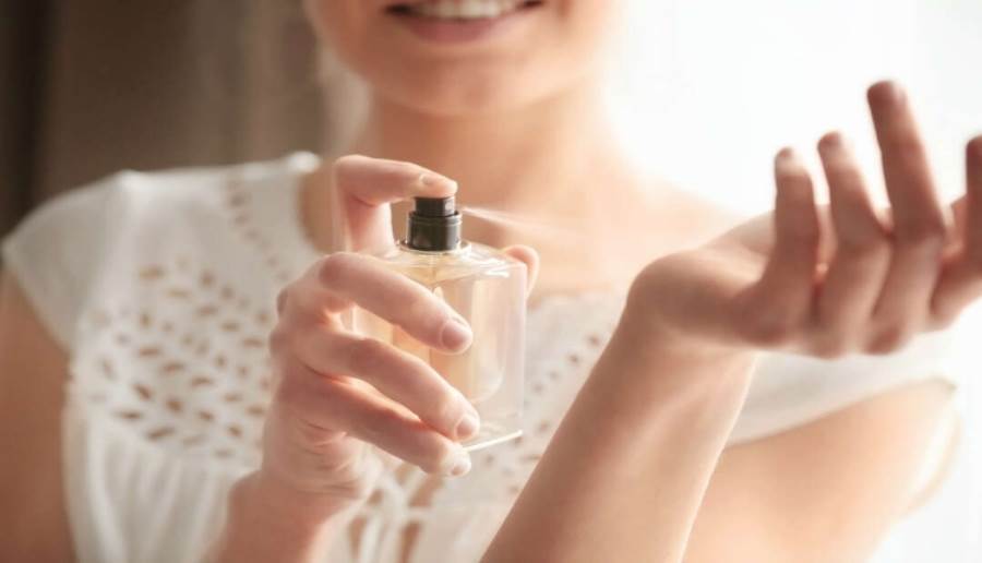 طرق لتطبيق العطر وثباته في فصل الصيف