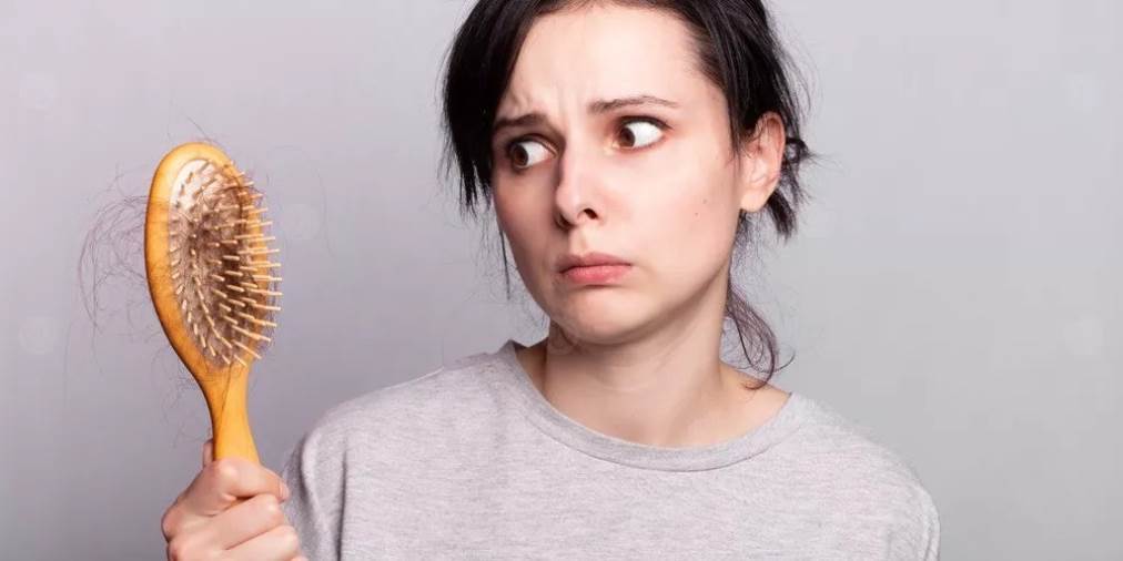 أسباب تساقط الشعر المفاجئ عند النساء