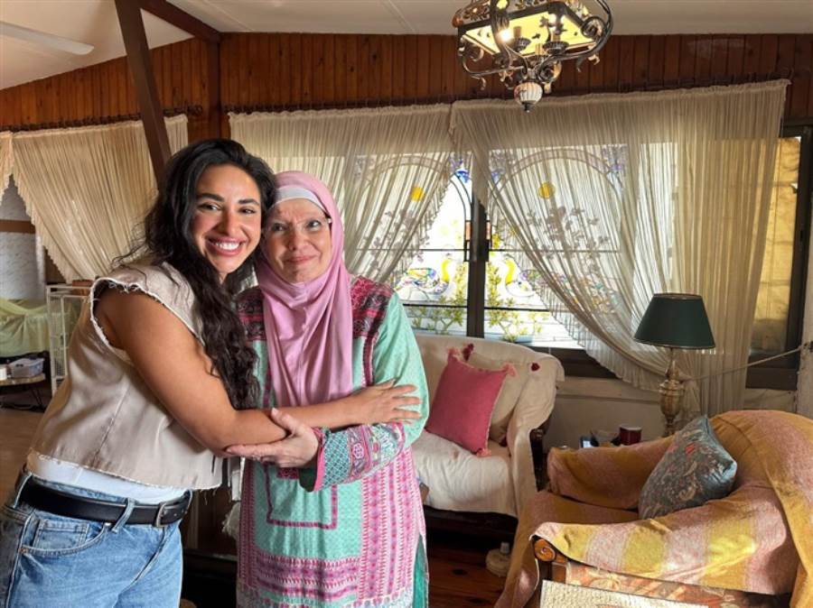  آية سماحة تزور مشيرة إسماعيل في منزلها برفقة أشرف زكي وكريم فهمي.. صور