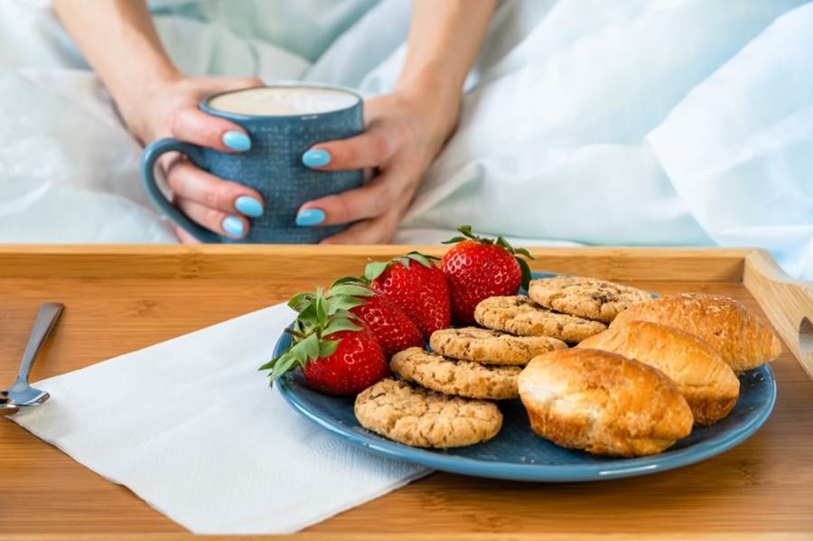 لماذا تستيقظين جائعة كل صباح؟ إليكِ الأسباب