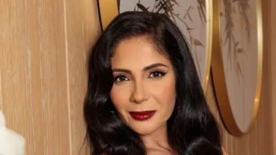 منى زكي تتألق بمجوهرات بطراز فرعوني
