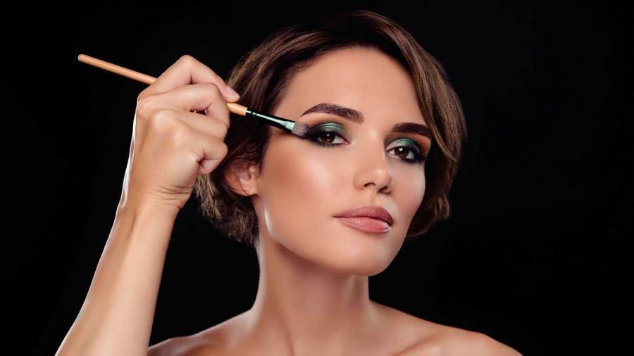 مستحضرات مكياج باللون الأخضر من أشهر العلامات العالمية