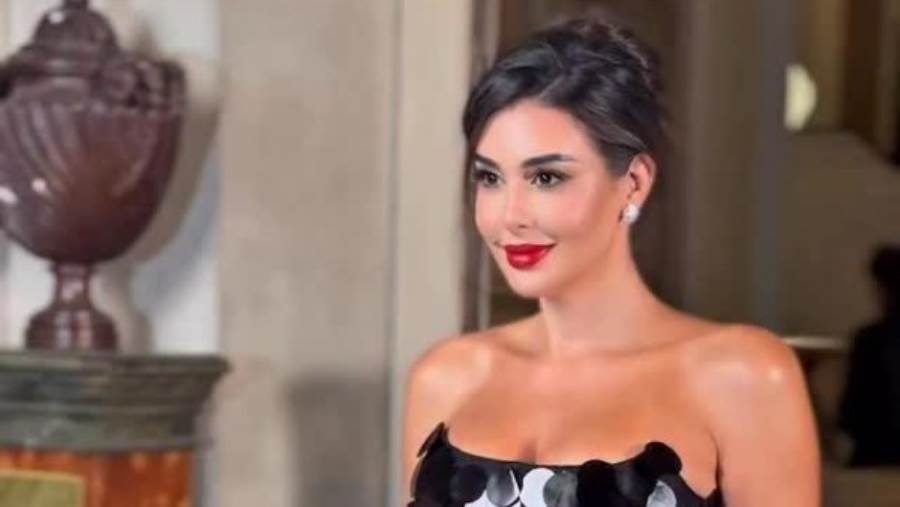 ياسمين صبري عارضة أزياء في أسبوع الموضة بباريس.. فيديو