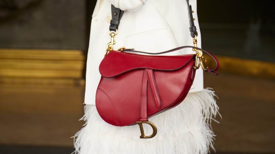 حقيبة Dior Saddle.. قطعة أيقونية تعود للواجهة