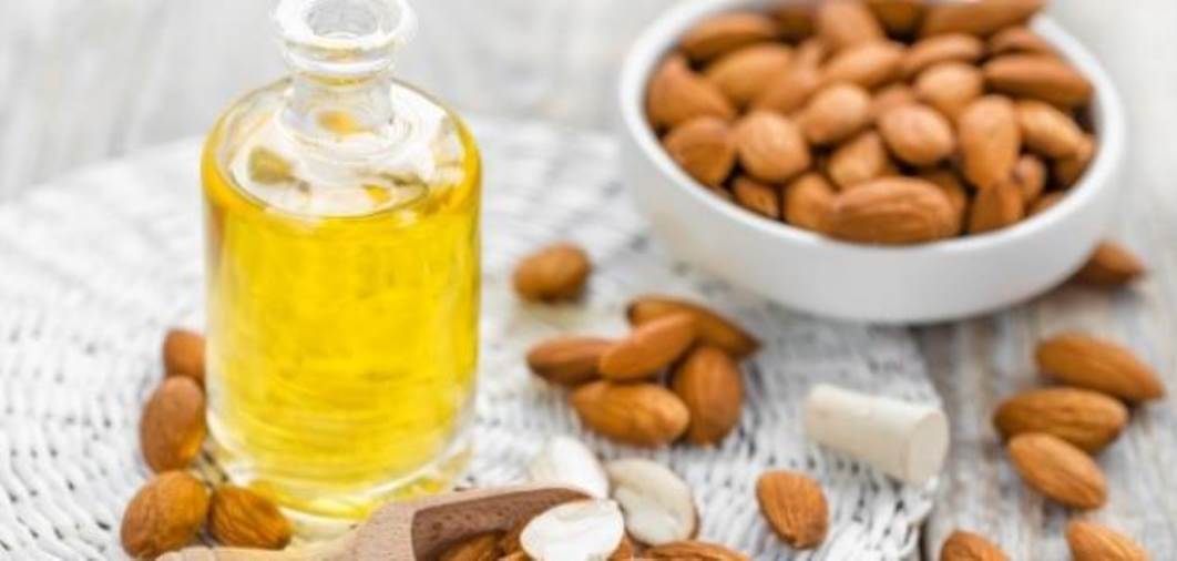زيت اللوز الحلو.. لتعزيز مرونة بشرتك في الخريف