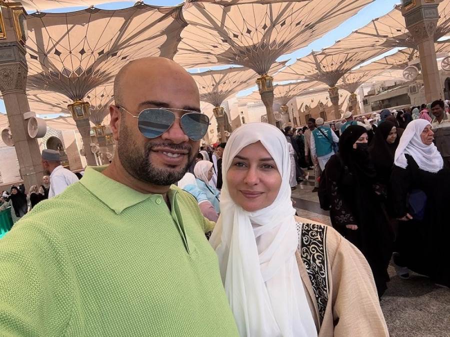  حاتم صلاح وزوجته في المسجد النبوي بعد يومين من حفل زفافهما