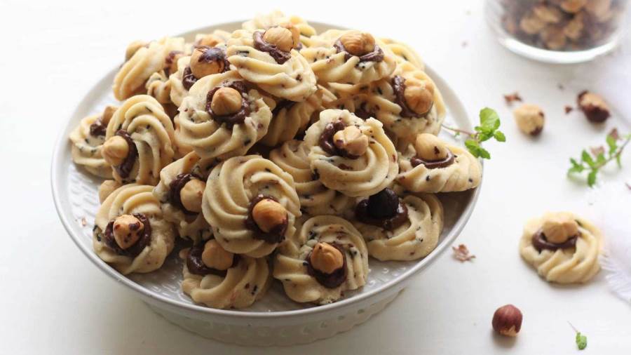 طريقة عمل كوكيز الزبدة بالبندق والشوكولاتة