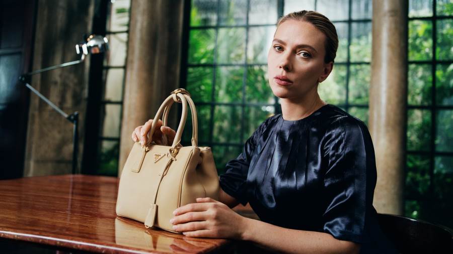 الحملة الإعلانية لحقيبة Galleria من برادا Prada مع سكارليت جوهانسون