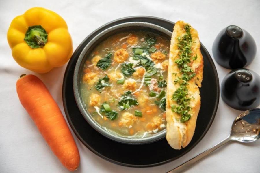 طريقة عمل شوربة الدجاج بالجزر والذرة