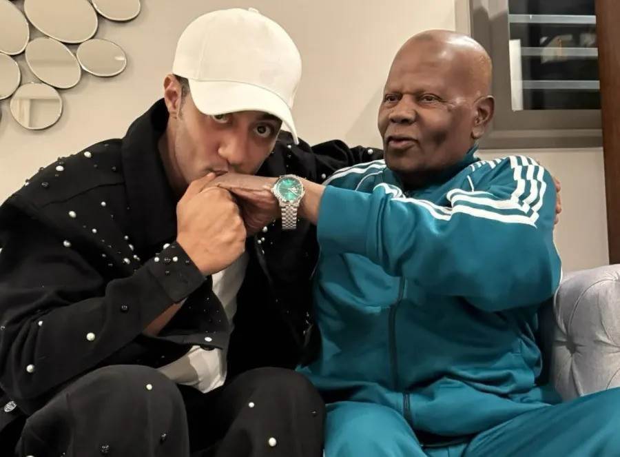 تأثر وبكاء محمد رمضان في جنازة والده.. فيديو