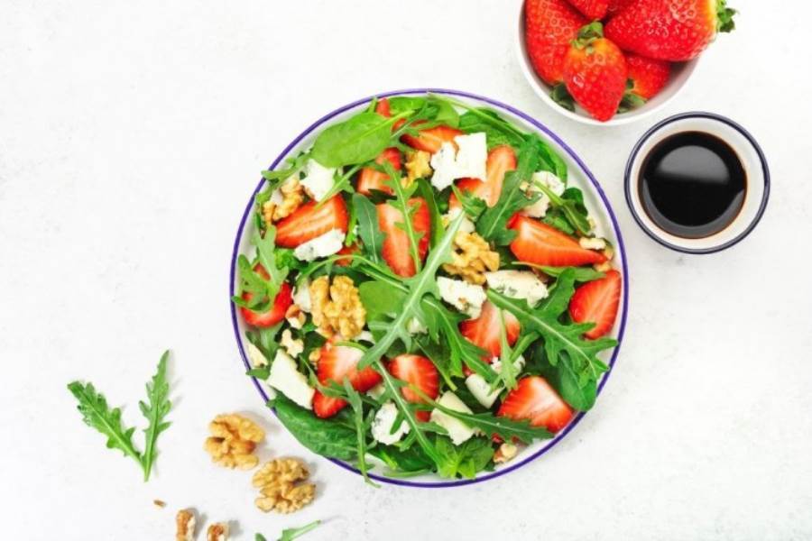 طريقة عمل سلطة الفراولة بالجرجير والجبنة البيضاء