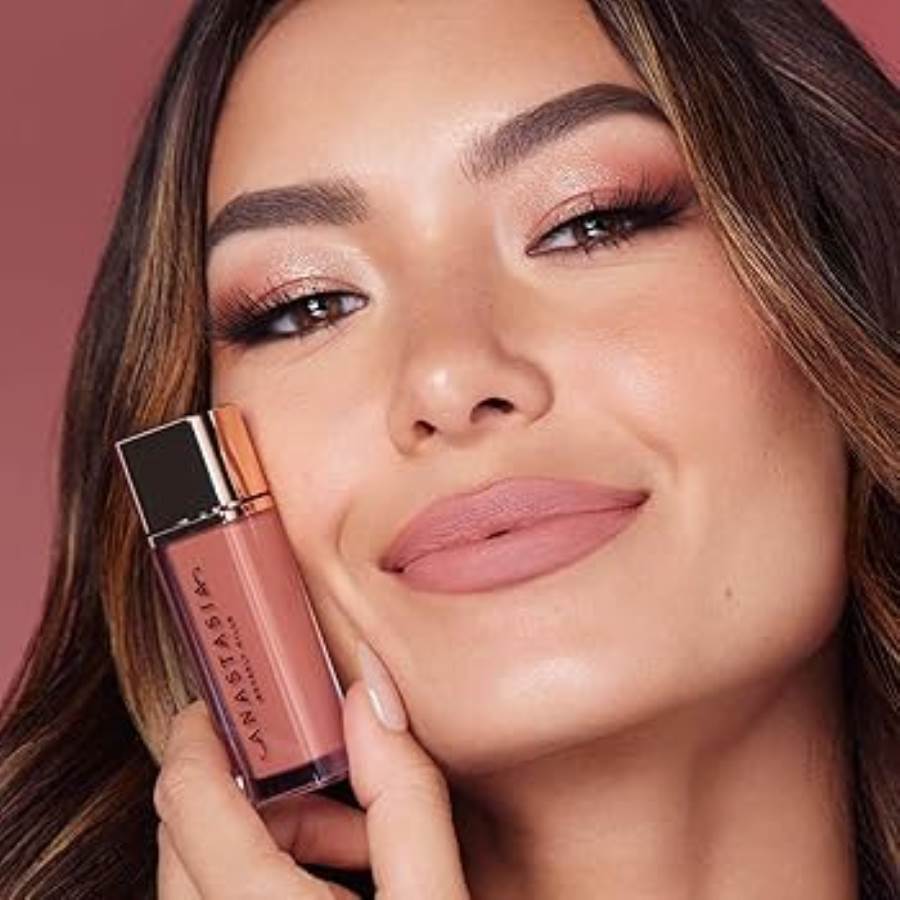 تألقي بأحمر شفاه "The Lip Velvet" من أناستازيا بيفرلي هيلز بدرجات النيود