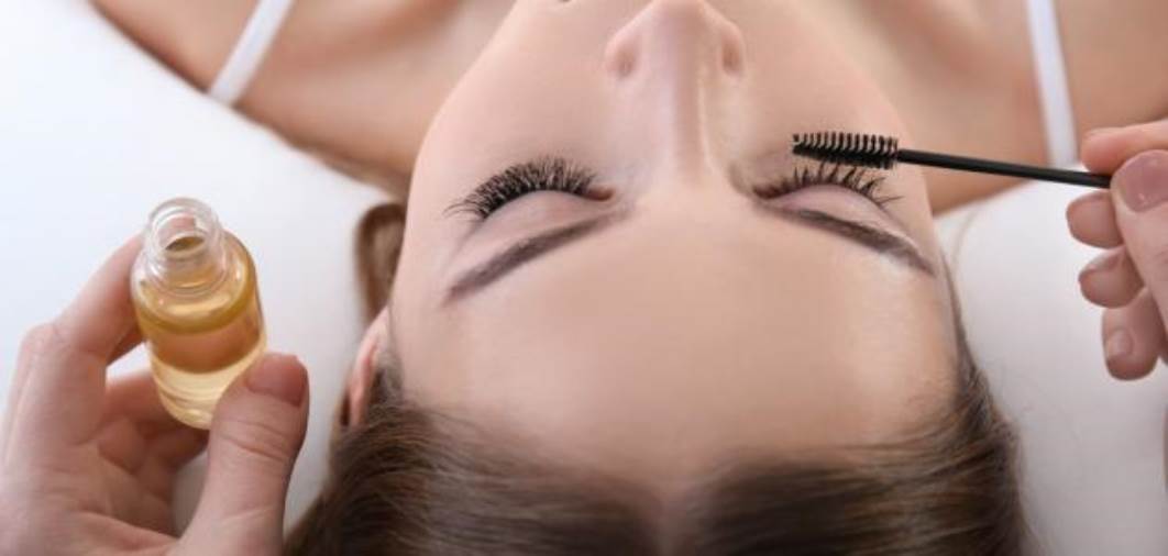 أيهما أفضل لتطويل الرموش.. زيت الخروع أم زيت جوز الهند؟