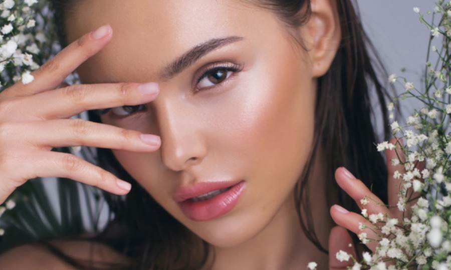 ما الفرق بين الهايلايتر البودرة والسائل والكريمي؟ 