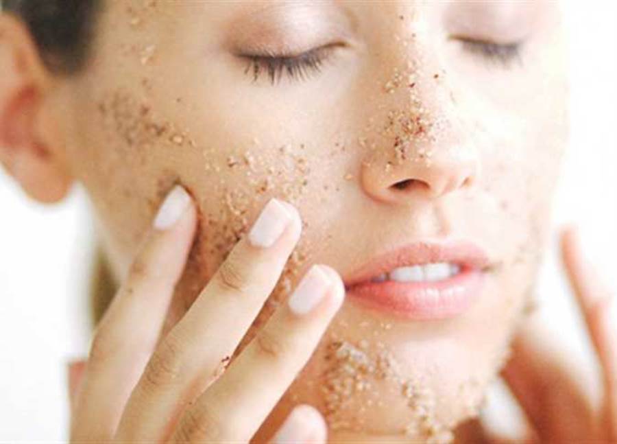 مقشرات منزلية طبيعية لبشرة ناعمة متوهجة