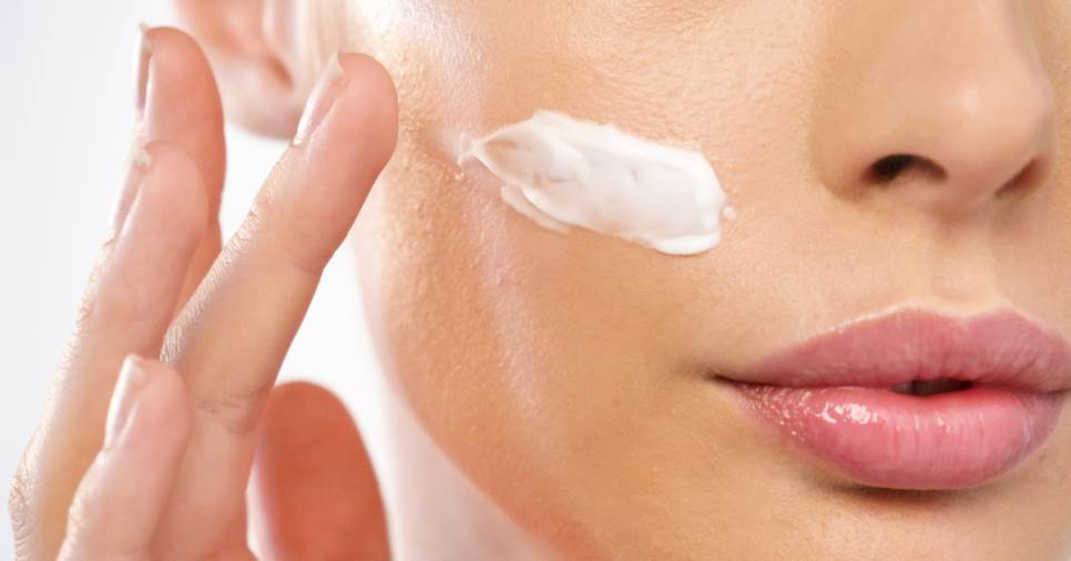 تعرفي على فوائد الكريم لبشرتك.. والطرق الصحيحة لاستخدامه