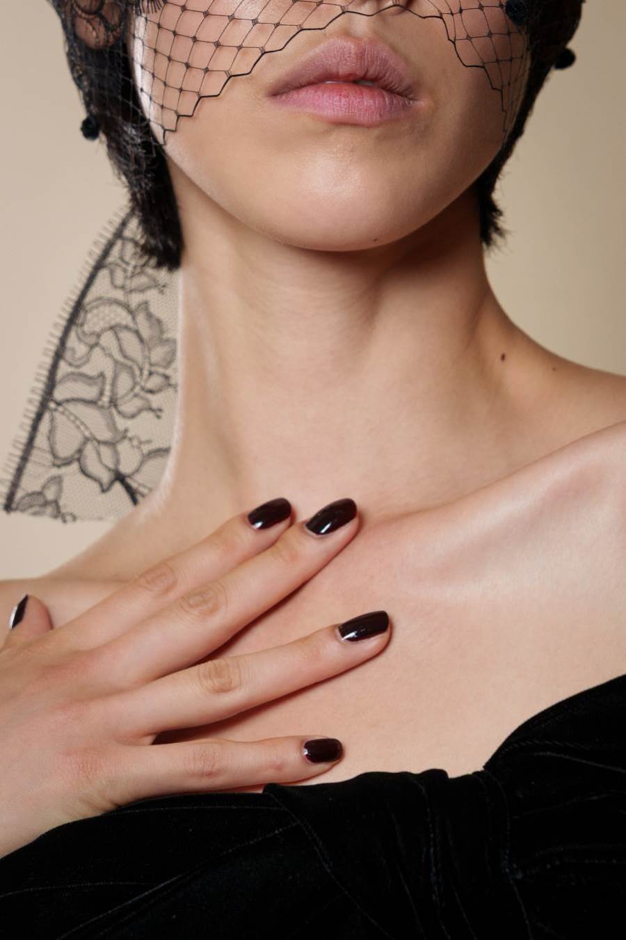 3 ألوان مناكير داكنة لتزيني بها إطلالتك في موسم الأعياد