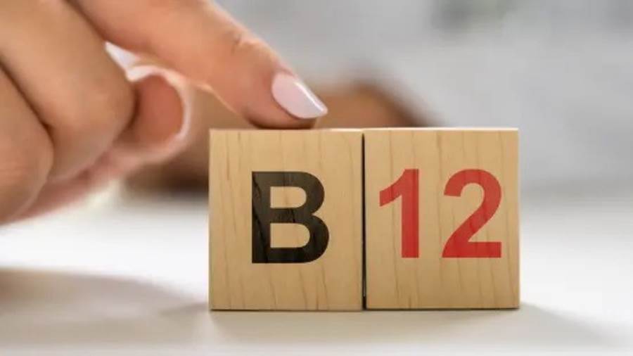  هل يؤثر نقص فيتامين B12 على البشرة والشعر؟