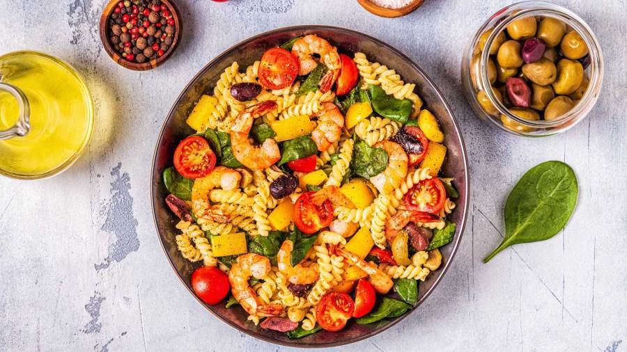 طريقة عمل سلطة الباستا بالجمبري والتونة