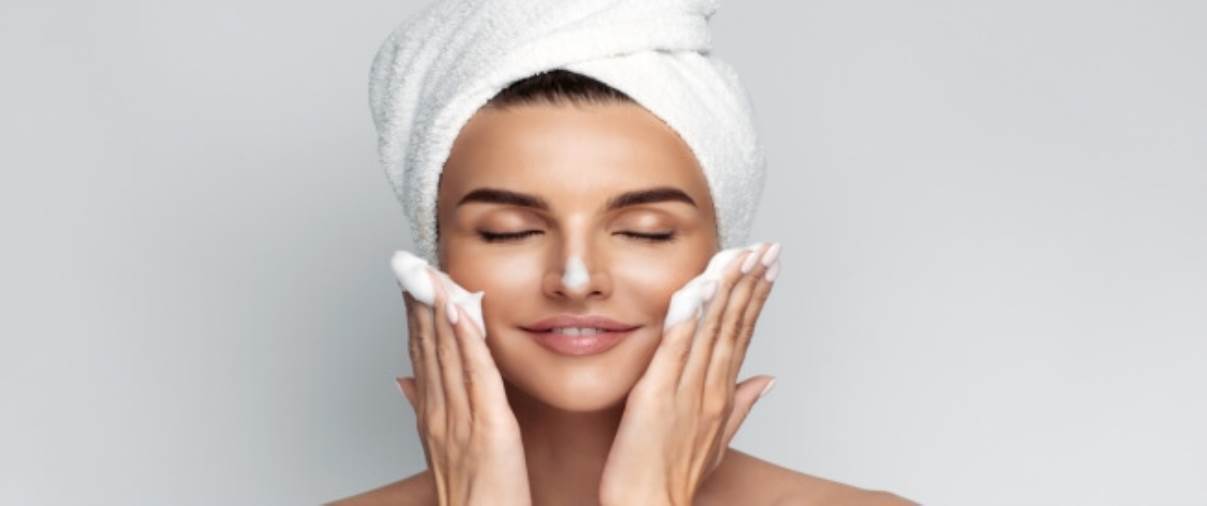 باقة من أفضل أنواع الغسولات الطبيعية للبشرة الدهنية