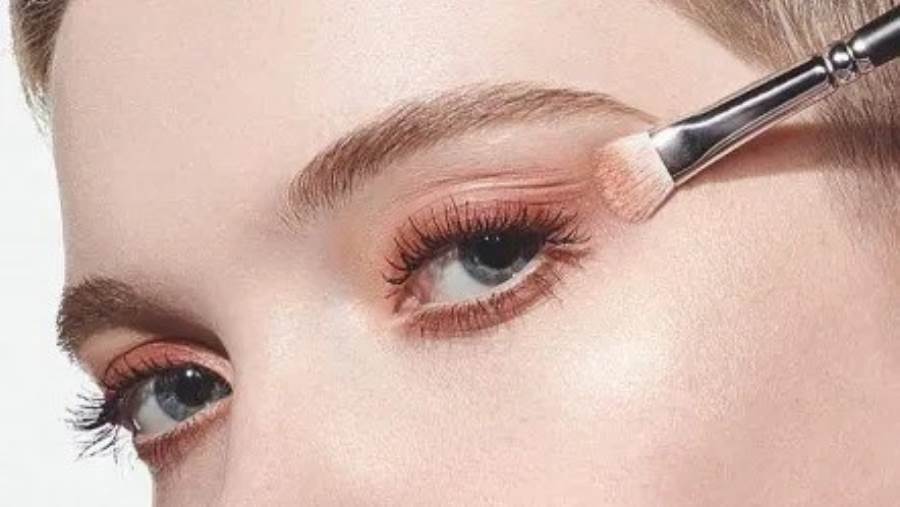 ألوان ظلال العيون اللامعة تتصدر صيحات الموضة.. إليكِ أجملها